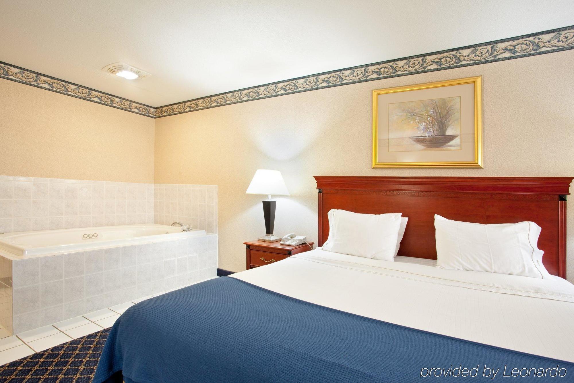 Holiday Inn Express & Suites Danville By Ihg Room photo